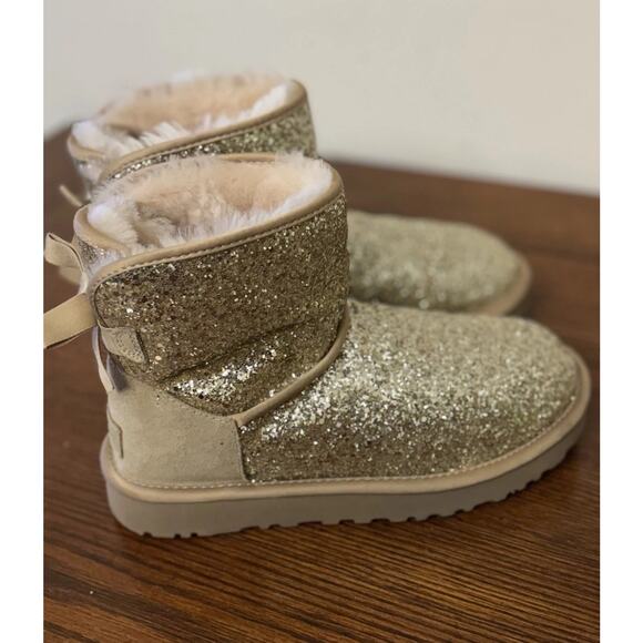 UGG Australia COSMOS Mini Bow Gold Sparkle Boots Women's Size 7 1107324 MINT